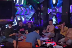 Bắt quả tang nhiều đối tượng phê ma túy trong quán karaoke