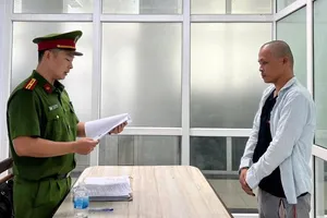 Cơ quan Cảnh sát điều tra Công an TP Đà Nẵng tống đạt các quyết định đối với Dương Bá Toàn. Ảnh: CACC 