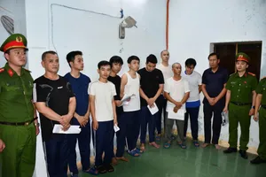 Bắt tạm giam 10 đối tượng trong đường dây buôn bán, vận chuyển hàng trăm bình khí cười