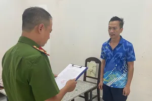 Cơ quan Cảnh sát điều tra Công an TP Đà Nẵng tống đạt các quyết định đối với Trần Hùng Cường. Ảnh: CACC