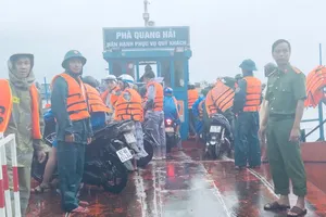 Lực lượng chức năng xã Tam Hải đảm bảo an toàn tại tuyến phà Tam Hải - Tam Quang ngày 27-9. Ảnh: Công an xã Tam Hải