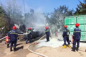 Lực lượng chức năng chữa cháy tại hiện trường