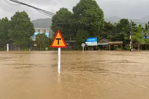 Khu dân cư thôn Nam Yên (phường Hải Vân) ngập sâu, nhiều hộ dân bị cô lập