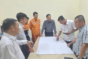 Lãnh đạo các Phòng An toàn, phòng Kỹ thuật và Xí nghiệp Lưới điện cao thế Đà Nẵng bàn phương án khắc phục sự cố cột 110kV và đường dây 22kV cấp điện khu vực vùng cao Phước Sơn