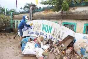 Giáo viên trường Mầm non Đại An khẩn trương dọn vệ sinh trường lớp sau lũ