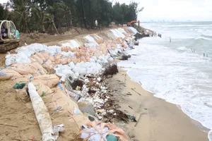 Bờ biển Hội An bị xói lở nghiêm trọng do ảnh hưởng của thời tiết