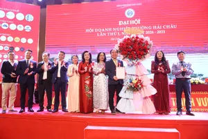 Lãnh đạo UBND phường Hải Châu trao quyết định và tặng hoa chúc mừng Hội doanh nghiệp phường Hải Châu