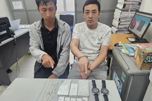 Ling Zingfeng và Yang Jun Yun bị bắt giữ. Ảnh: CACC