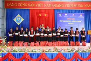 Ban tổ chức trao học bổng cho các em học sinh tại chương trình “Thắp sáng vùng cao - Xuân yêu thương” năm 2026