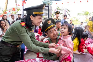 Cán bộ, chiến sĩ cửa khẩu Cảng hàng không Quốc tế Đà Nẵng tham gia chương trình “ Xuân gắn kết - Tết yêu thương”