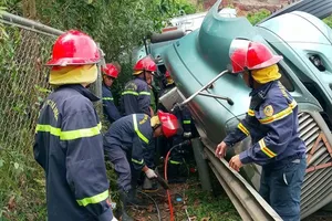 Lực lượng Cảnh sát PCCC-CNCH, Công an TP Đà Nẵng giải cứu tài xế mắc kẹt trong cabin xe đầu kéo