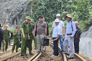 Lực lượng chức năng kiểm tra hiện trường, điều tra nguyên nhân vụ việc