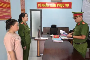 Phạm Thị Hồng Phúc tại cơ quan điều tra. Ảnh: CACC