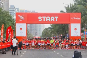 Các VĐV xuất phát tại Công viên Biển Đông