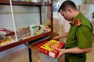 Công an TP Đà Nẵng phát hiện gần 11.000 hũ nước yến giả. Ảnh: CACC