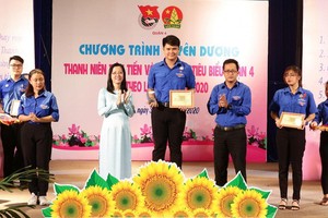 杜黎俊英（中間）榮獲表彰為遵循胡伯伯教誨優秀青年。