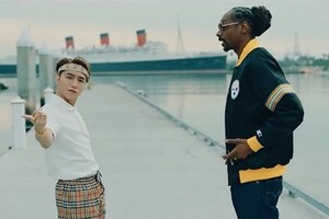 歌手山松MTP（左）與說唱歌手史努比‧狗狗合作。