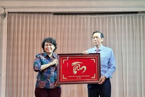 蘇氏碧珠主席向市華文教育輔助會主席楊文德贈送金字牌。