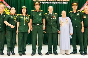 釋女日成退伍軍人、尼師在傳統聚會與316號旅指揮官和昔日的隊友會晤。（資料圖）