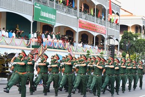 市司令部開訓儀式上檢閱隊伍。