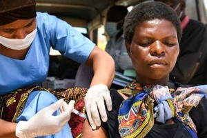 在馬拉維的一個村莊，一名婦女在接種新冠疫苗。圖源：互聯網