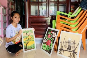 隆盛初中學校九年級學生使用鋸末作出悅目的畫作。