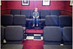 小孩坐後排中間，不怕視線被阻。