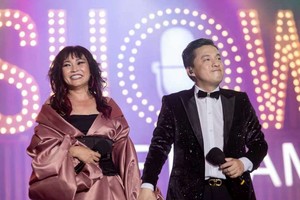 　　芳清和藍長在《The Show Vietnam》音樂演唱會表演。