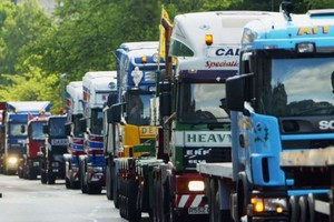 　　燃料價格近日急升影響不少貨櫃車司機生計。