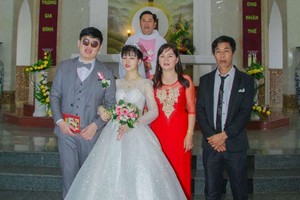 去年11月22日，兩人在教堂舉行訂婚儀式。