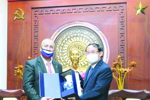 　　市委書記阮文年贈送禮物給俄羅斯 駐本市總領事蒂姆爾‧薩迪科夫。