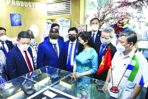 馬達比奧總統參觀 USM Heal Thcare 公司。