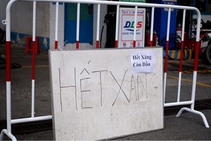 舊邑郡潘文治街一家加油站懸掛汽油告罄的告示。