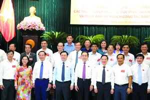 國會常務委員會與市領導合影。