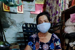 黎伍妹的右手浮腫又疼痛。