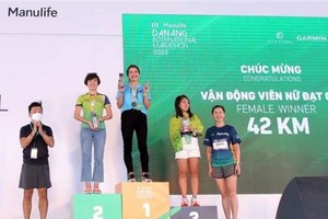 組委會向遠動員頒獎。