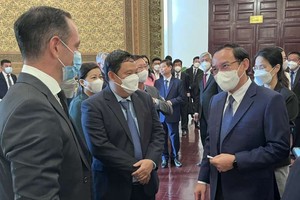 黨中央政治局委員、市委書記阮文年與各投資商交談。