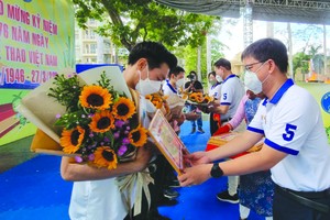 　　第五郡郡委書記阮孟強向20多名連續取得傑出成績運動員頒獎。