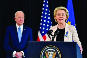 在比利時布魯塞爾，歐委會主席馮德萊恩與美總統拜登舉行記者會。