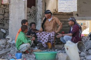 　　也門達利阿省境內流離失所者營地的境內流離失所家庭。