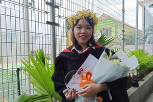 裴玉碧草獲全額獎學金。