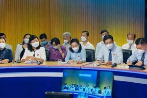 市人民議會主席阮氏麗(前排中)參加節目。