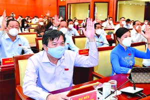 各位市人民議會代表會上表決。