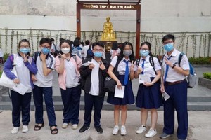 　　文朗學校高中生在裴氏春學校 考場參加優秀生考試。