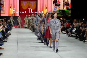 4月4日，模特在以色列特拉維夫時裝週上展示時裝。