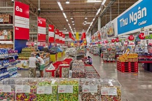 民眾在芹苴市一家超市購物。