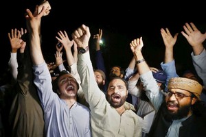 有反對派支持者在國會外慶祝伊姆蘭汗下台。（美聯社）