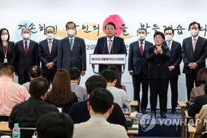 在首爾鐘路區的總統職務交接委員會辦公室，候任總統尹錫悅(中)公佈新政府首屆內閣人選名單。