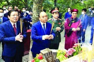 國家主席阮春福與中央各部委領導上香緬懷雄王始祖。