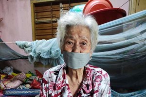 馮碧珍大娘行動很困難。